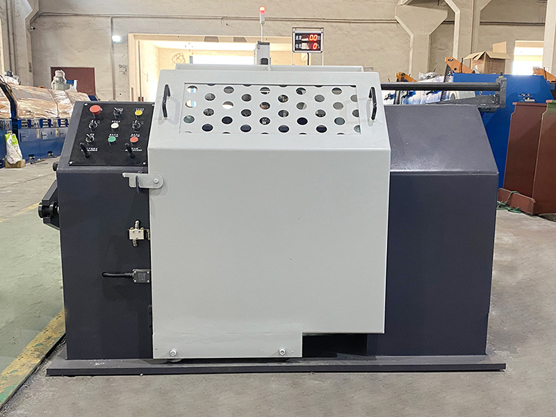 Как машина для намотки катушек справляется с изменениями толщины или плотности материала и способна ли она соответствующим образом регулировать натяжение намотки?