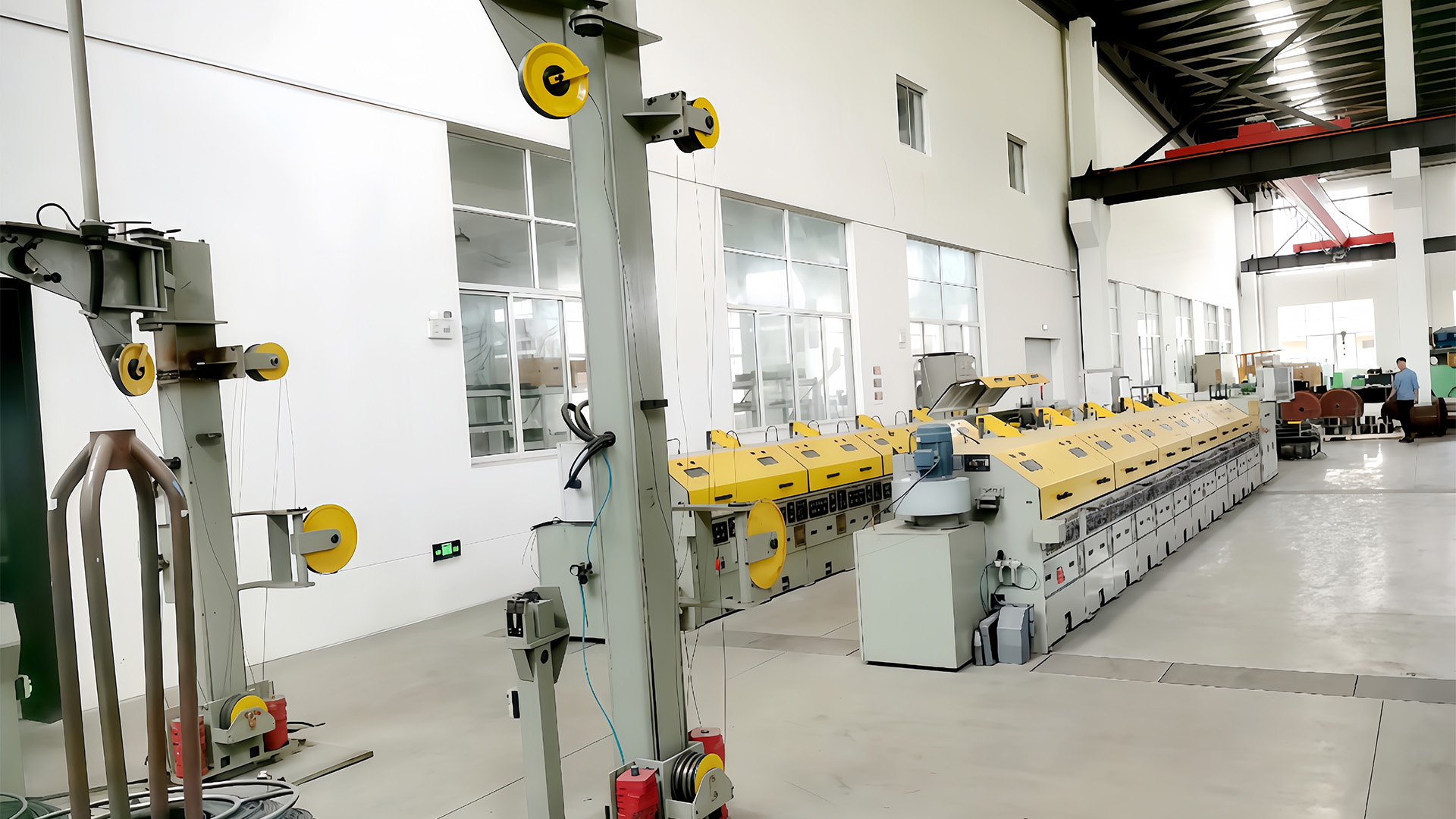 Как машина для отдачи проволоки обеспечивает контроль натяжения, чтобы предотвратить растяжение или деформацию проволоки во время отдачи?