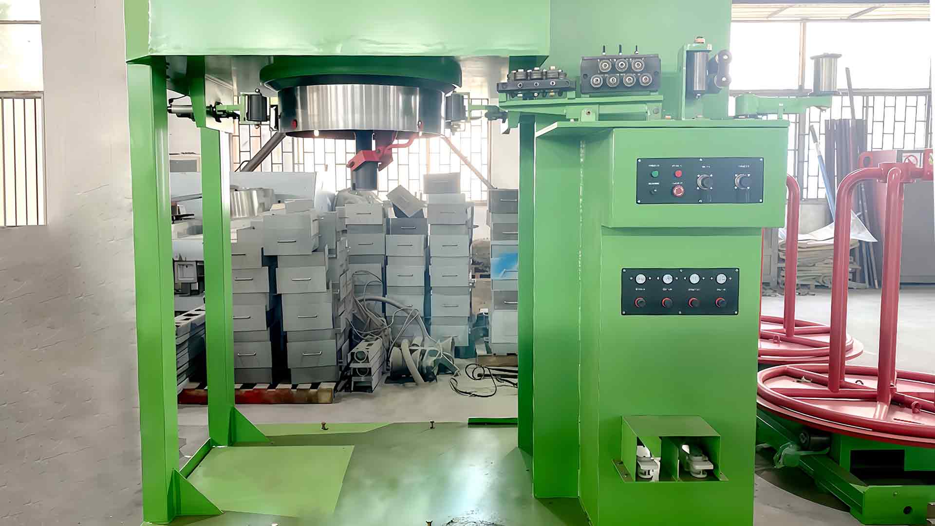 Как волочильная машина с резервуаром для воды устраняет дефекты поверхности проволоки, такие как царапины, окисление или микротрещины, в процессе волочения?