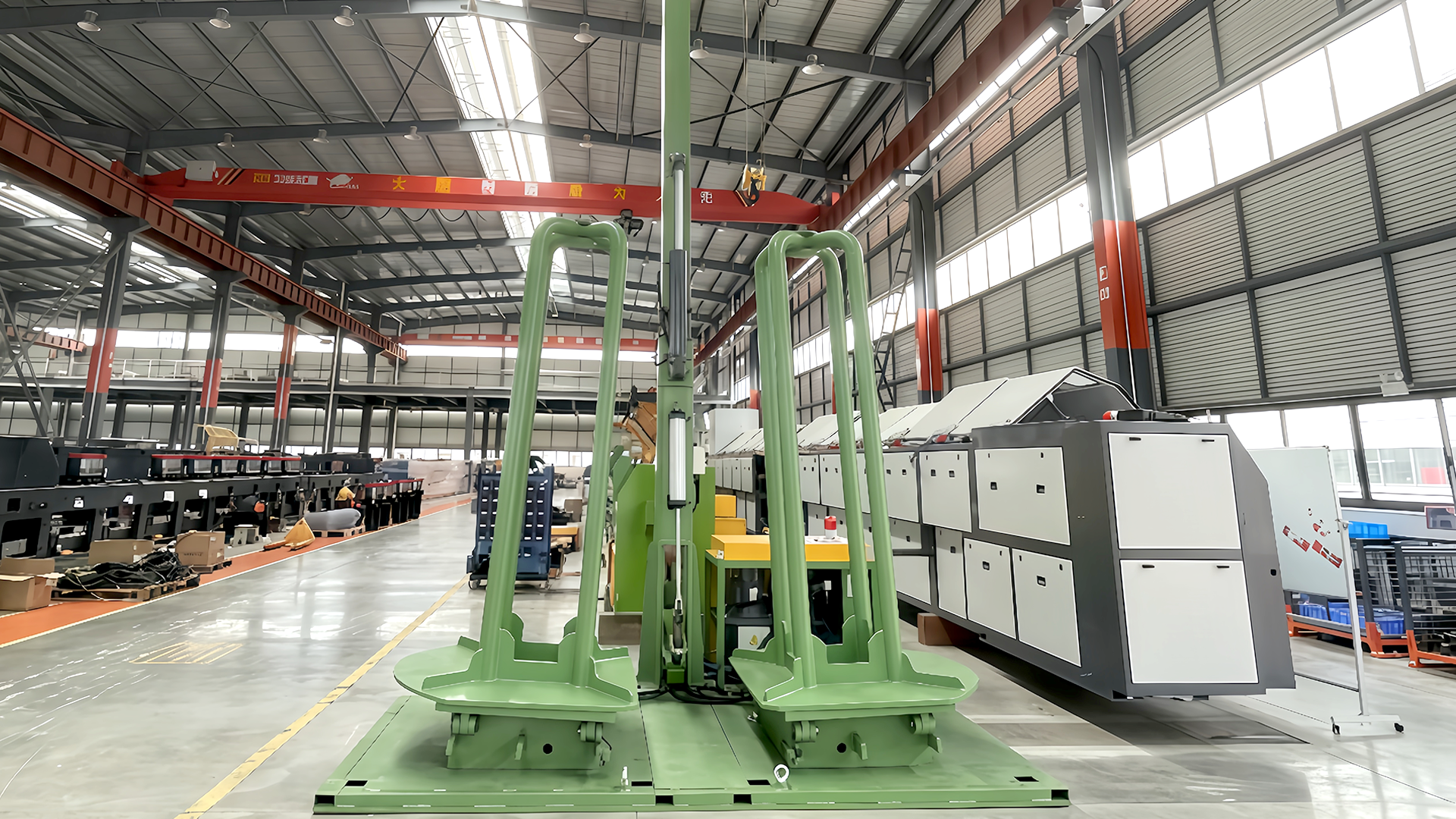 Как машина отдачи проволоки справляется с высокоскоростной подачей проволоки, сохраняя при этом точность размеров и предотвращая удлинение?