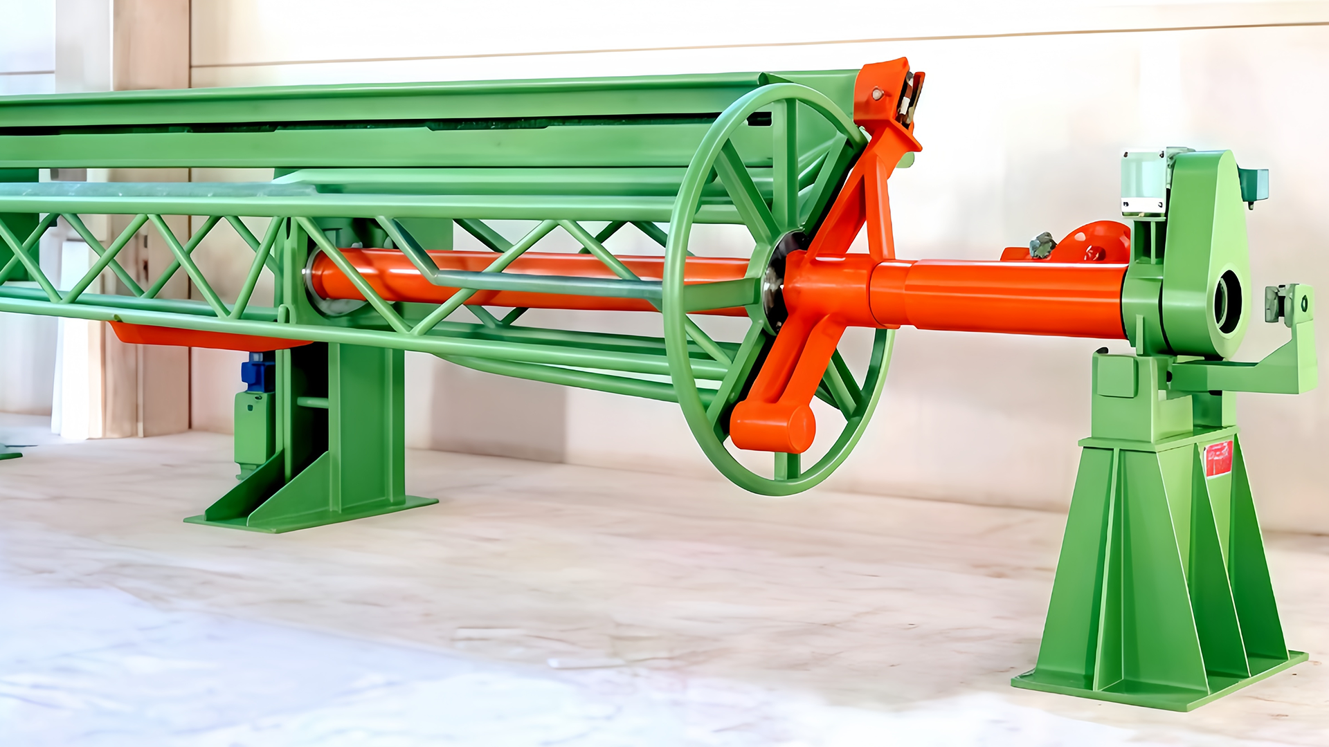 Как машина для отдачи проволоки позволяет работать с большими катушками или катушками, сводя при этом к минимуму время на установку и трудозатраты?